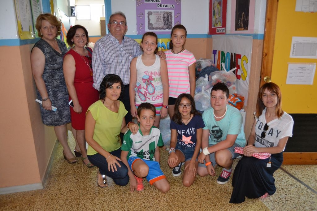 Imagen de Los niños y niñas de Vícar (Almería) se volcaron en la campaña solidaria de recogida de tapones de plástico y material escolar