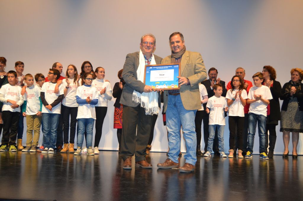 Imagen de El alcalde de Vícar (Almería) presenta a los niños y niñas de la localidad el Sello de ‘Ciudad Amiga de la Infancia’ 2014-2018