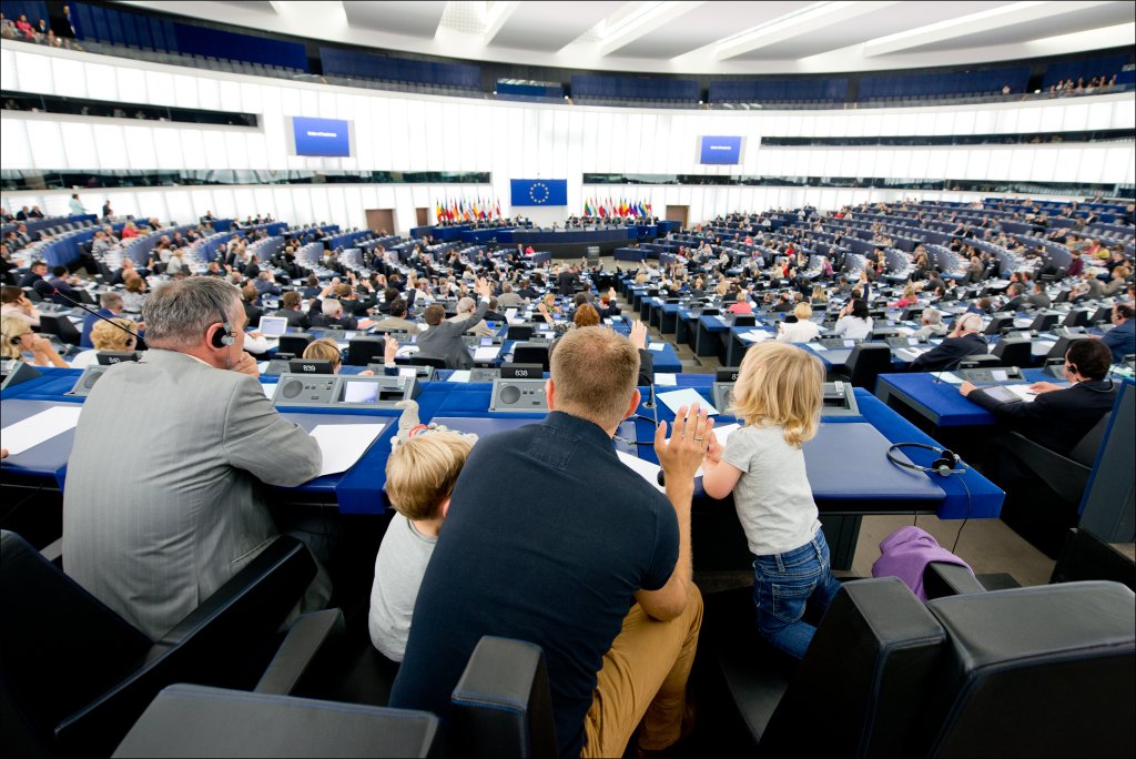 Un eurodiputado vota en la Cámara acompañado de sus hijos