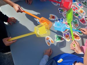Una gymkana compuesta de varias estaciones de juego, dinamizadas por personal de las entidades vinculadas al Plan de Infancia de Oviedo