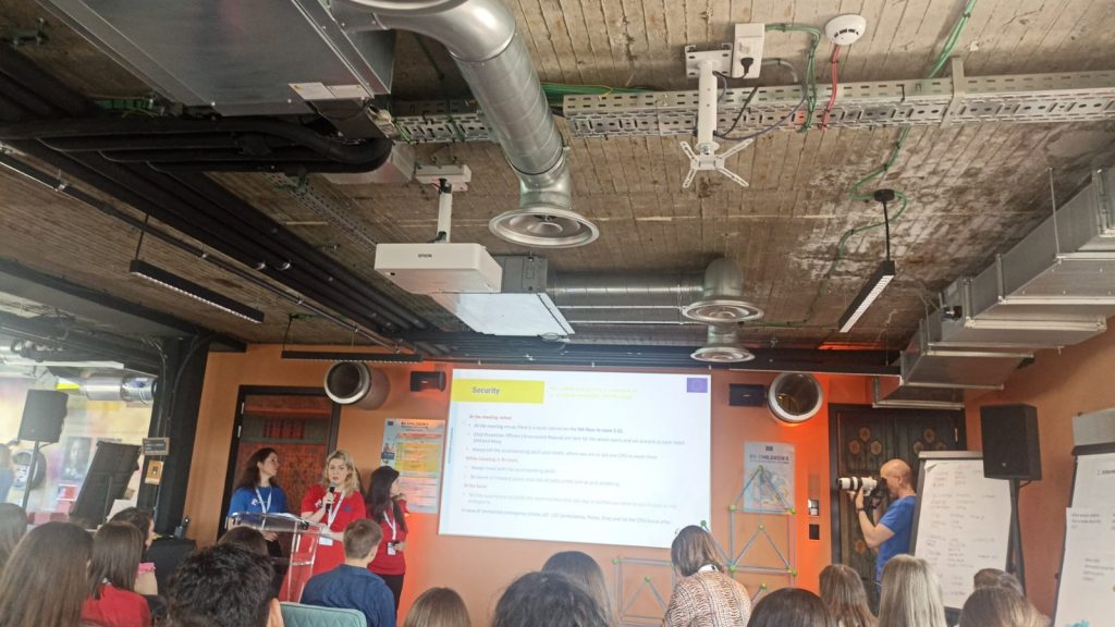 Momento de trabajo en el evento de la plataforma #EUChildParticipation